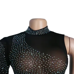 Primer plano del vestido de malla negra con pedrería iridiscente en un maniquí.