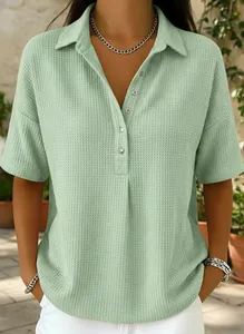 Gros plan d'un polo à manches courtes en maille gaufrée pour femme en vert menthe