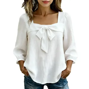 Elegante weiße Damenbluse mit quadratischem Ausschnitt und dekorativer Schleife