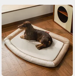 Teckel marrón descansando en una alfombra para perros de cuero sintético beige.
