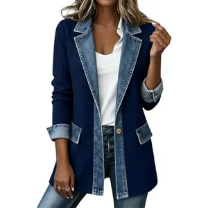 Primer plano de chaqueta de punto acanalado para mujer con retazos de mezclilla azul