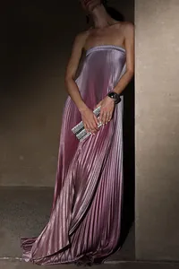 Vue détaillée de l'élégant tissu plissé dégradé violet sur une robe longue bustier