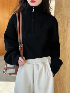 Dettaglio del maglione a maglia nero con mezza zip, collo alto e trama a costine, vestibilità comoda