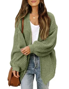 Luxe oversized groen grofgebreid vest met stijlvolle lantaarnmouwen en een zachte textuur
