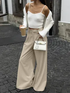 Elegante khakifarbene Weithose mit hoher Taille, kombiniert mit weißem Strickoutfit