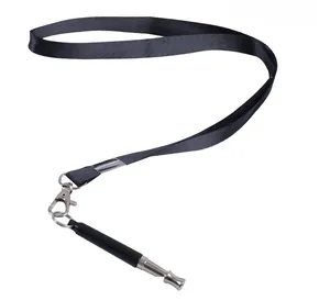 Vista detallada del silbato ultrasónico para perros ajustable con un cordón negro