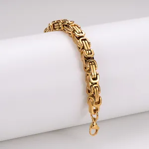Detailansicht eines goldenen byzantinischen Armbands aus Edelstahl mit Karabiner