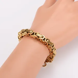 Detailansicht eines stylischen goldenen Byzantiner-Armbands aus Edelstahl am Handgelenk