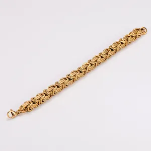 Detailansicht eines vergoldeten Edelstahl-Byzantiner-Kettenarmbands auf weißem Hintergrund.