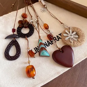 Sautoir vintage style chinois en cuir et perles de bois pour un pull élégant et chic