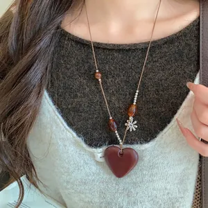 Long collier néo-chinois en cuir avec grand pendentif cœur en bois marron et perles d'ambre