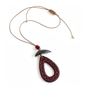 Sautoir long de style chinois avec pendentif goutte en cuir tressé et perles en bois
