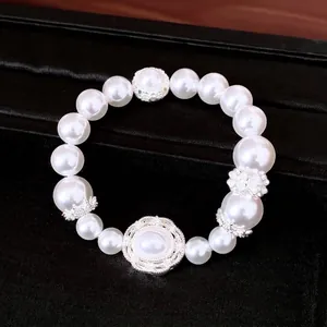 Pulsera elástica de perlas blancas con detalles de circonita plateada en estilo francés