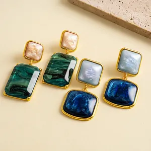 Detailansicht der geometrischen Vintage-Resin-Ohrringe mit grünen und blauen Marmorstrukturen