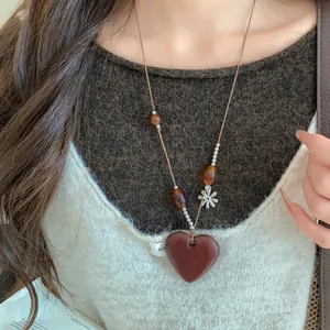 Collier vintage avec pendentif cœur marron, cordon en cuir et perles en bois
