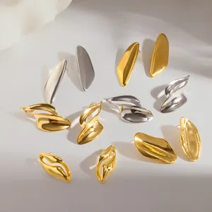 Detail van onregelmatige goud- en zilverkleurige roestvrijstalen oorknopjes