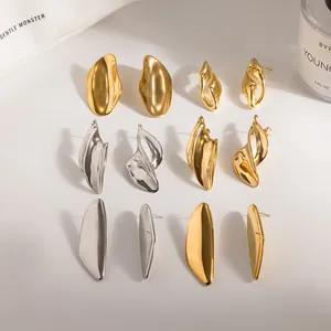 Gedetailleerd overzicht van minimalistische roestvrijstalen oorbellen in goud en zilver
