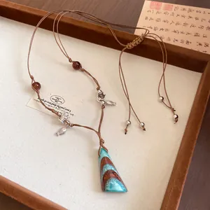 Vue détaillée d'un collier à deux rangs de style chinois moderne avec pendentif marbré.