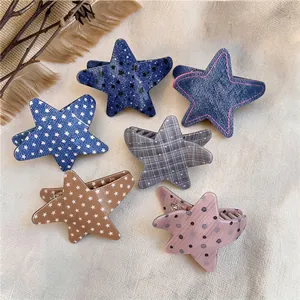 Juego de seis pinzas para el cabello de estrella acrílica con varios patrones sobre fondo neutro