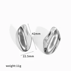 Detail van onregelmatige roestvrijstalen oorbellen met afmetingen 42 mm x 22,5 mm