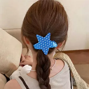 Elegante pinza para el pelo de estrella en acrílico azul con patrones de estrellas