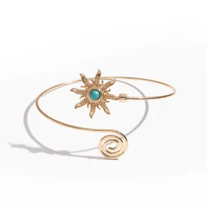 Vintage bohemien gouden metalen zonnestraal armband met turquoise steen en spiraal