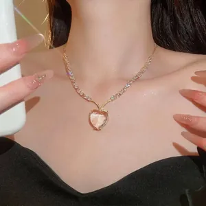 Elegante vintage gouden zirkonia hart hanger ketting met een glinsterende schakelketting