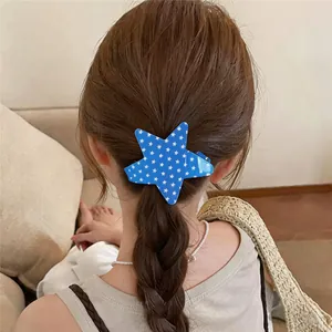 Elegante pinza de estrella de acrílico azul con estrellas en un peinado con trenzas