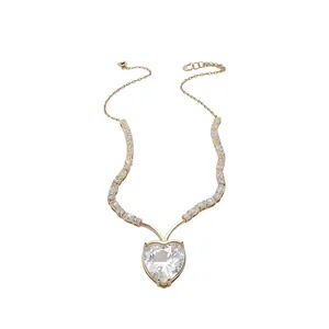 Elegante goudkleurige ketting met vintage hartvormige hanger en fonkelende zirkoon