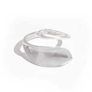Minimalistischer silberner Metallarmreif in Blattform mit mattem und poliertem Finish