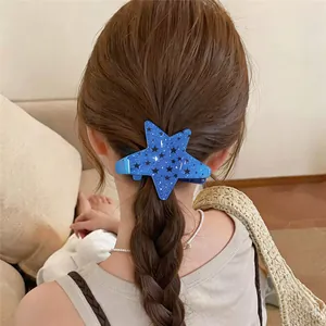 Detalle de pinza para el pelo de estrella en acrílico azul con estampado de estrellas