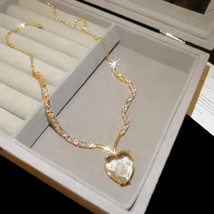 Gedetailleerde macro-opname van een fonkelende zirkoon hart hanger ketting in doos