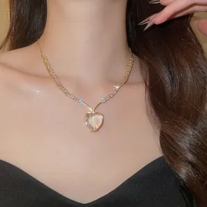Detailopname van een sprankelende hartvormige zirkoon hanger ketting in goudkleur
