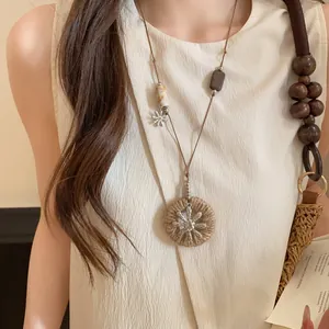 Vue détaillée d'un collier de style chinois en cuir avec pendentif en corde de chanvre