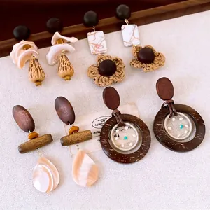 Orecchini a Goccia Etnici Vintage in Legno e Conchiglia Boho Fatti a Mano in Rafia Floreale Con Perno in Argento Sterling 925