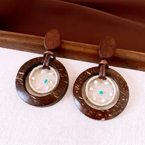 Orecchini etnici fatti a mano in legno circolari stile acchiappasogni con perline blu