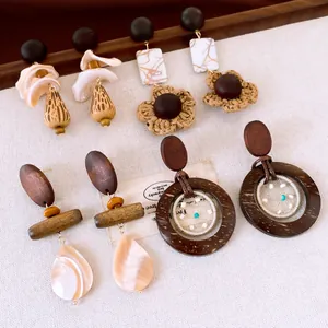 Collezione di orecchini boho fatti a mano con legno naturale, conchiglia e dettagli