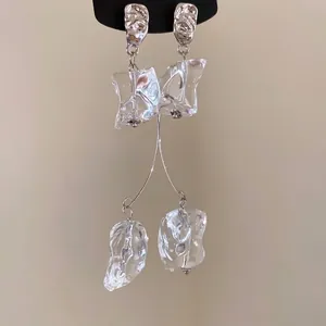 Élégantes boucles d'oreilles coréennes en argent avec pendentifs en acrylique froissé