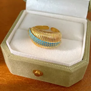 Anello aperto vintage placcato oro 18k con design strutturato e pietre blu