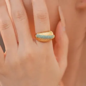 Elegante anello aperto a coste placcato oro 18 carati con zirconi turchesi sul dito
