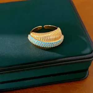 Elegante anello aperto testurizzato placcato oro 18 carati con zirconi turchesi brillanti