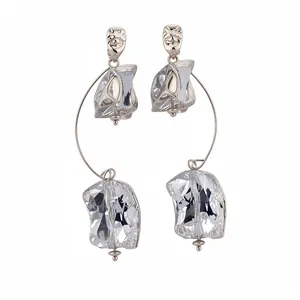 Boucles d'oreilles élégantes en argent avec pendentifs carrés en acrylique transparent froissé