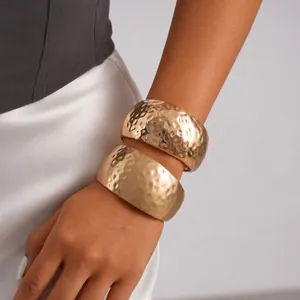 Western Style Metal Hammered Wrinkled Gold Bangle Bracelet For Women Geometric Round Matte Bright Finished Alloy Jewelry