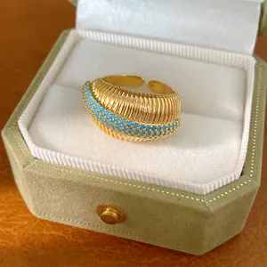 Dettaglio di un anello aperto placcato oro 18k con perle turchesi incastonate