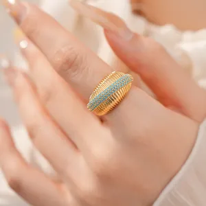 Primo piano di anello placcato oro 18 carati con pietre turchesi.