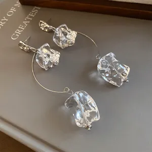 Vue détaillée de boucles d'oreilles en acrylique transparent style glaçon, fini argent