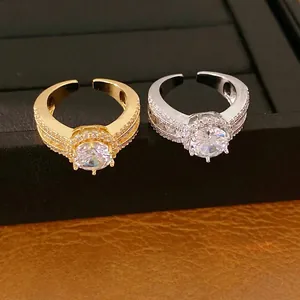 Exquisiter, 18 Karat vergoldeter, verstellbarer Ring mit glänzenden runden Zirkoniasteinen