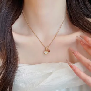 Elegante collana con ciondolo a cuore placcato oro 18 carats con madreperla e zircone.