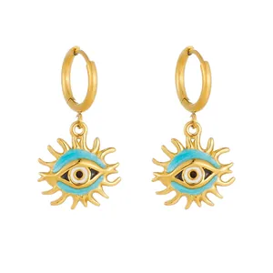 Vue détaillée de boucles d'oreilles créoles soleil œil du démon en plaqué or fin