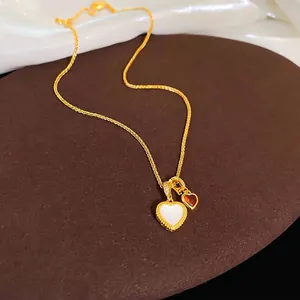 Elegante collana placcata oro 18 carati con zirconi e ciondoli a cuore in madreperla.